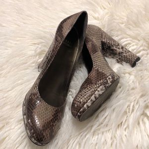 Stuart Weitzman Snakeskin Pumps Size 9